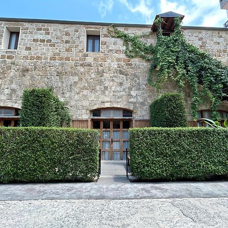 בטרון Old Town Guesthouses מראה חיצוני תמונה
