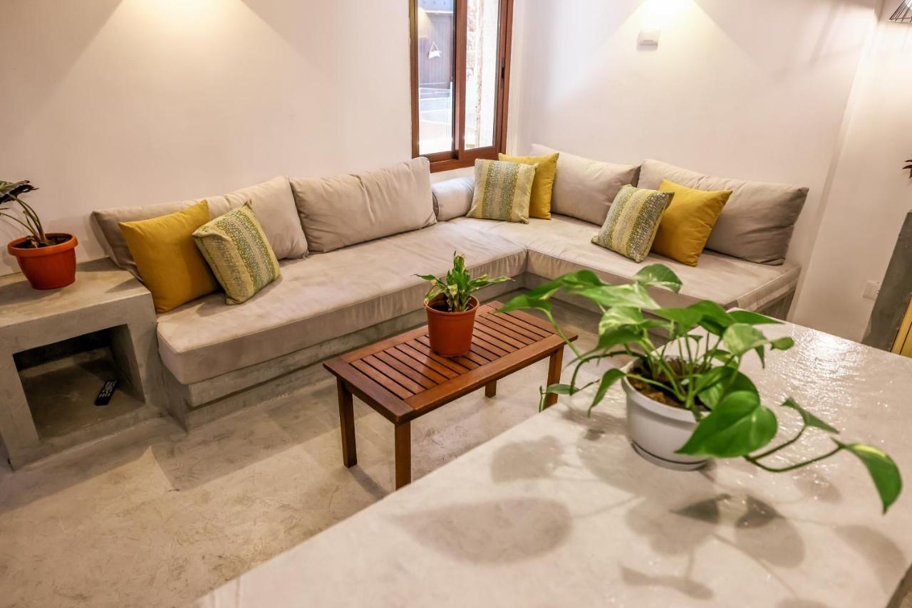 בטרון Old Town Guesthouses מראה חיצוני תמונה