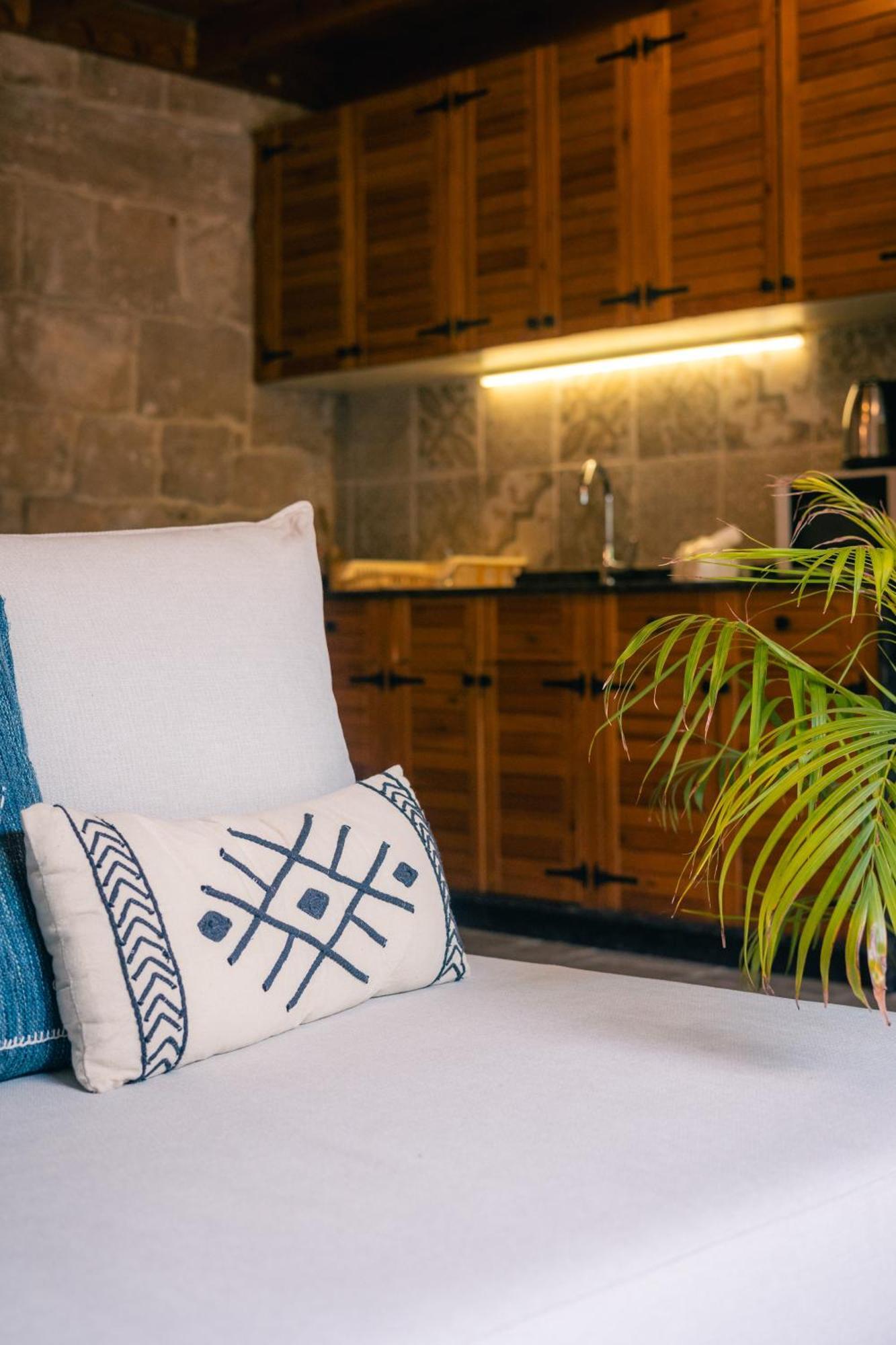 בטרון Old Town Guesthouses מראה חיצוני תמונה