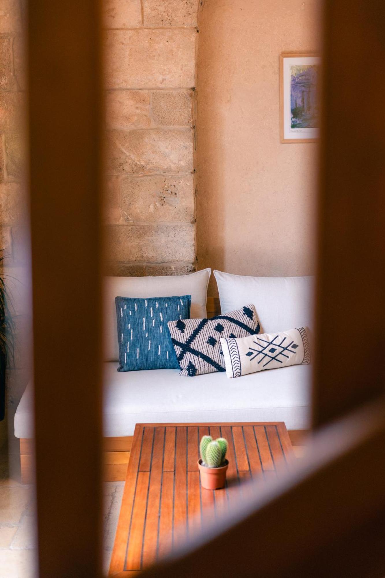 בטרון Old Town Guesthouses מראה חיצוני תמונה