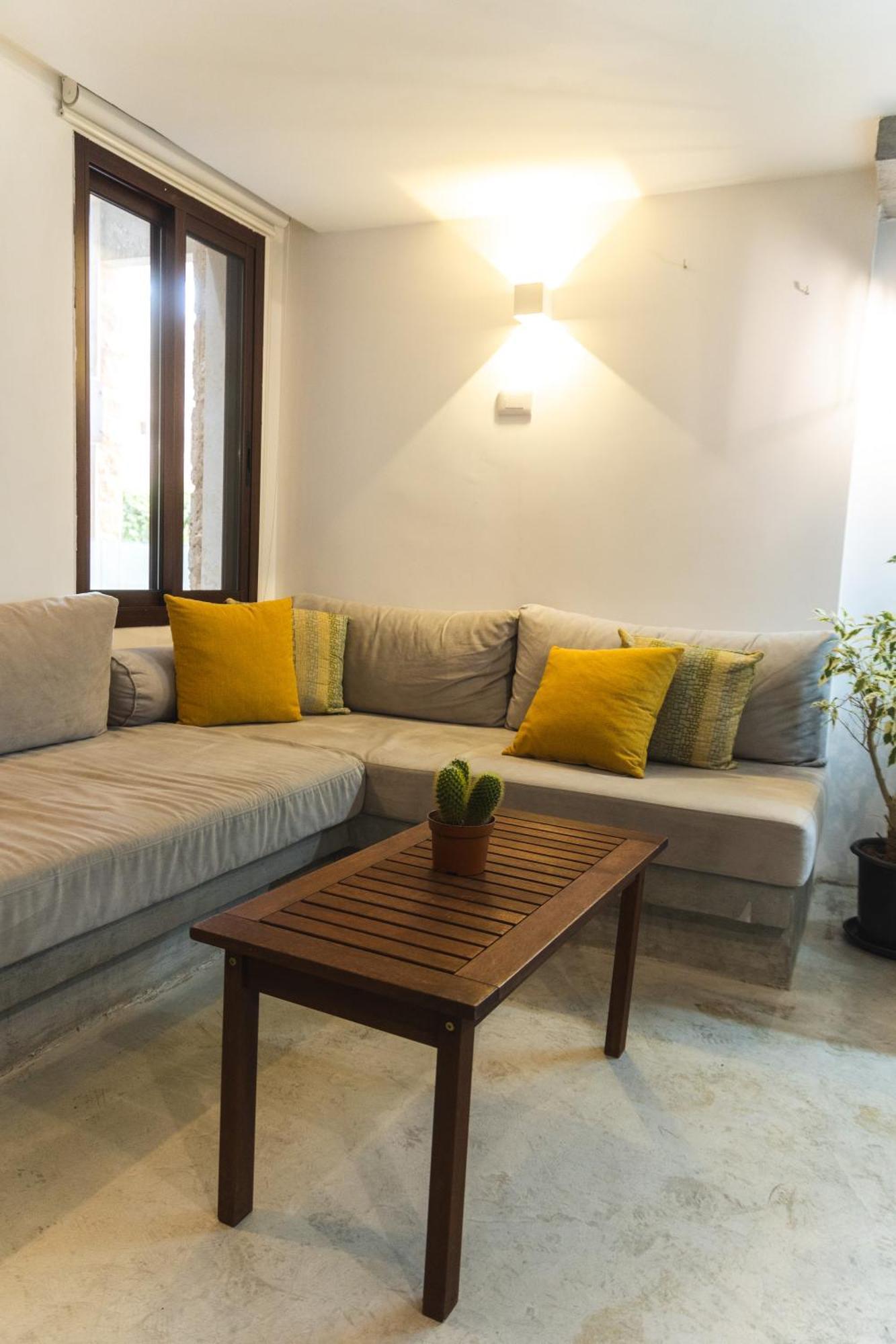 בטרון Old Town Guesthouses מראה חיצוני תמונה