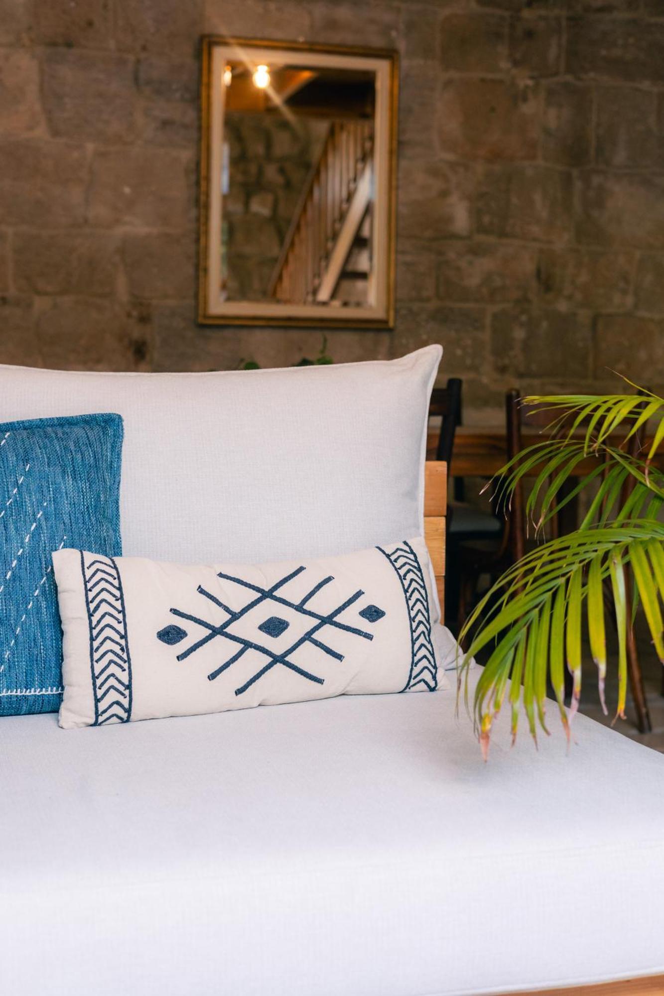 בטרון Old Town Guesthouses מראה חיצוני תמונה