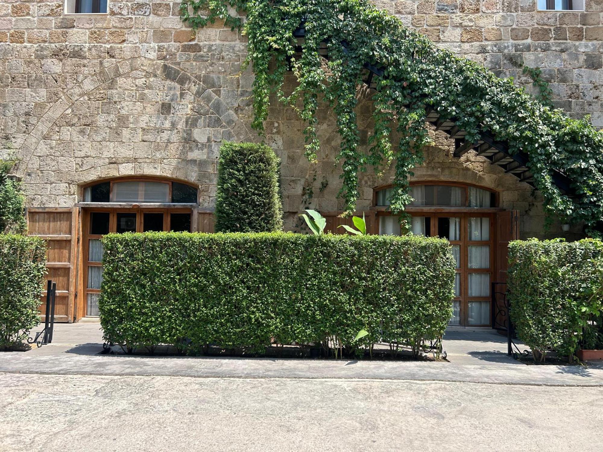 בטרון Old Town Guesthouses מראה חיצוני תמונה