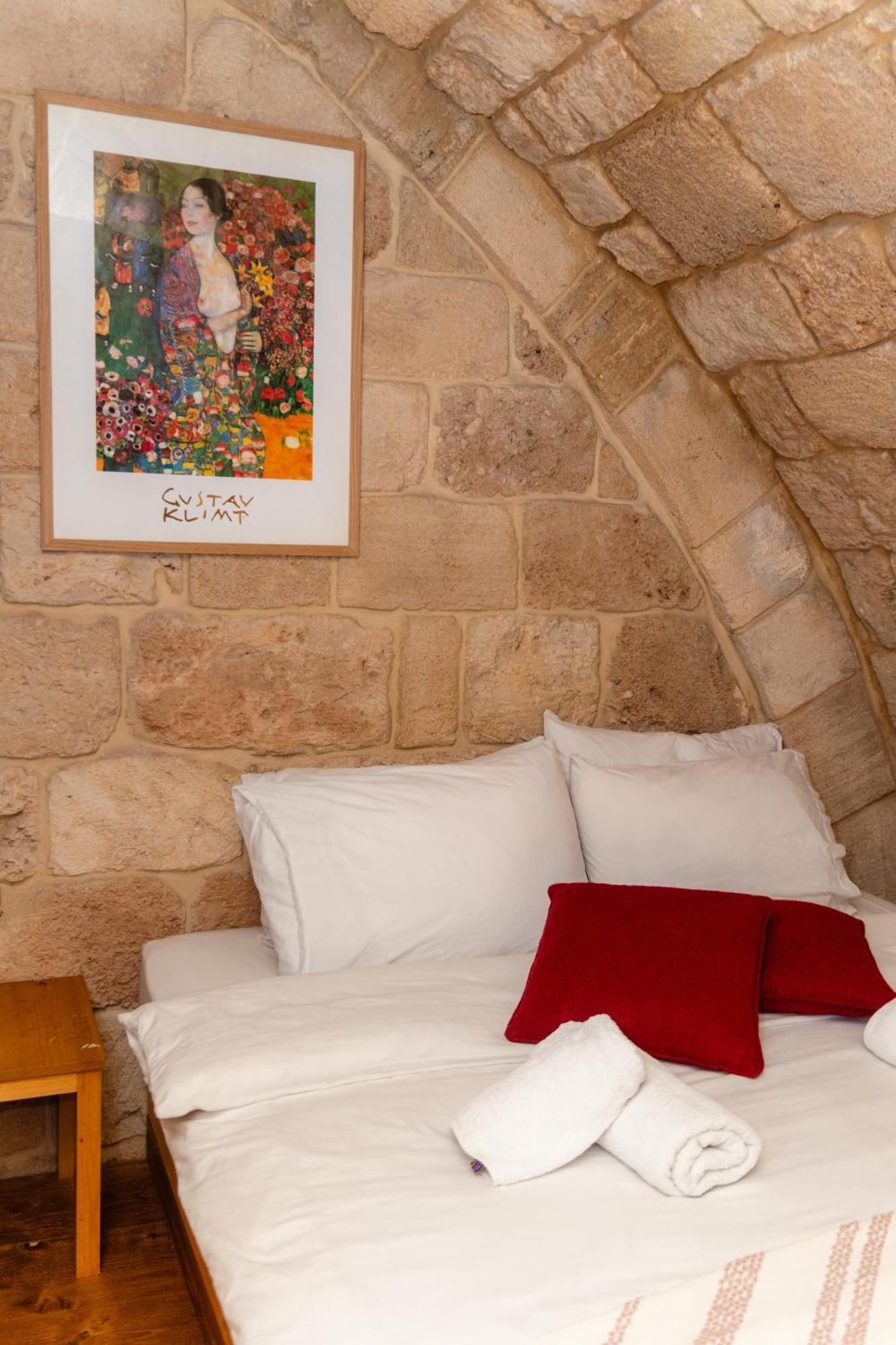בטרון Old Town Guesthouses מראה חיצוני תמונה