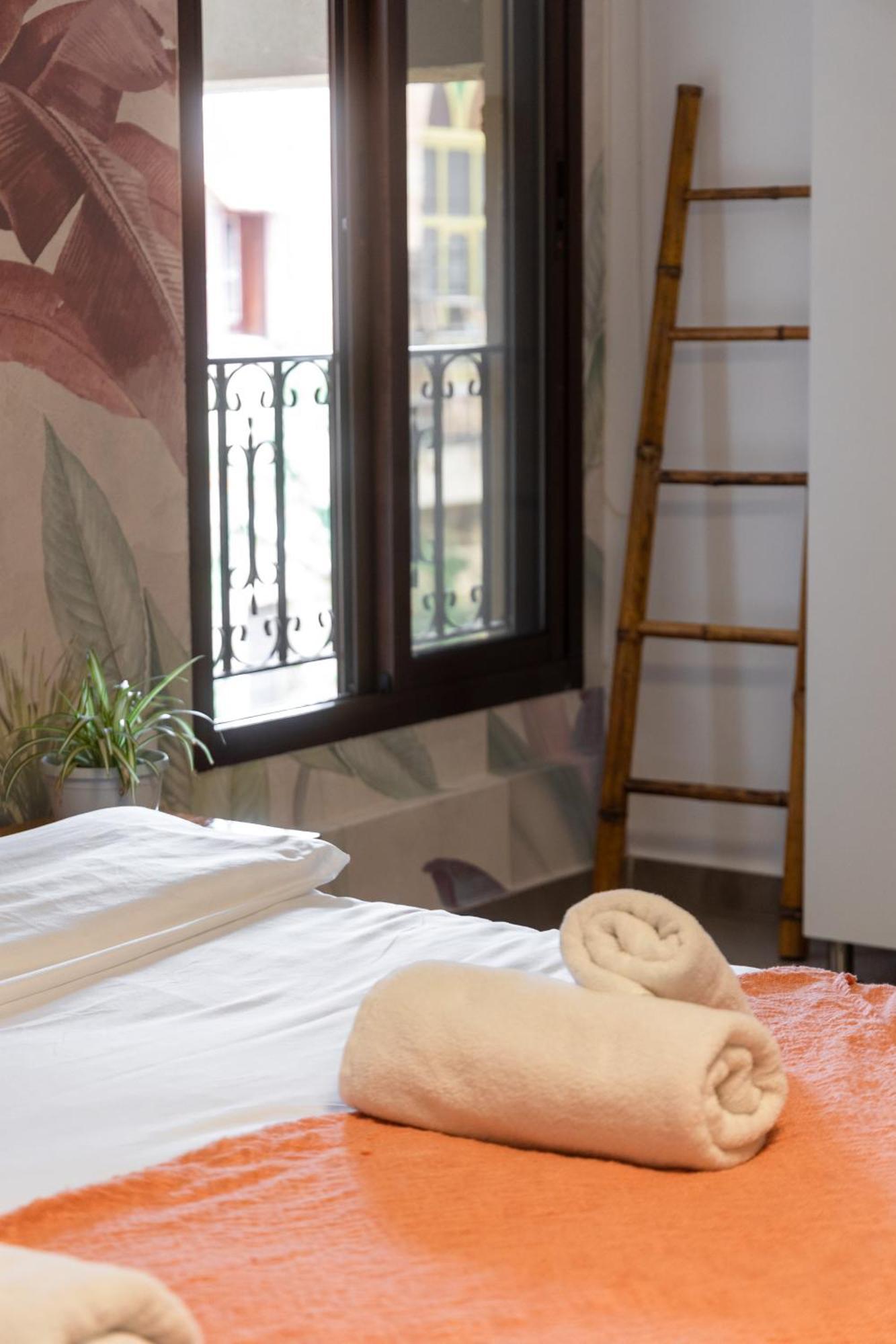 בטרון Old Town Guesthouses מראה חיצוני תמונה