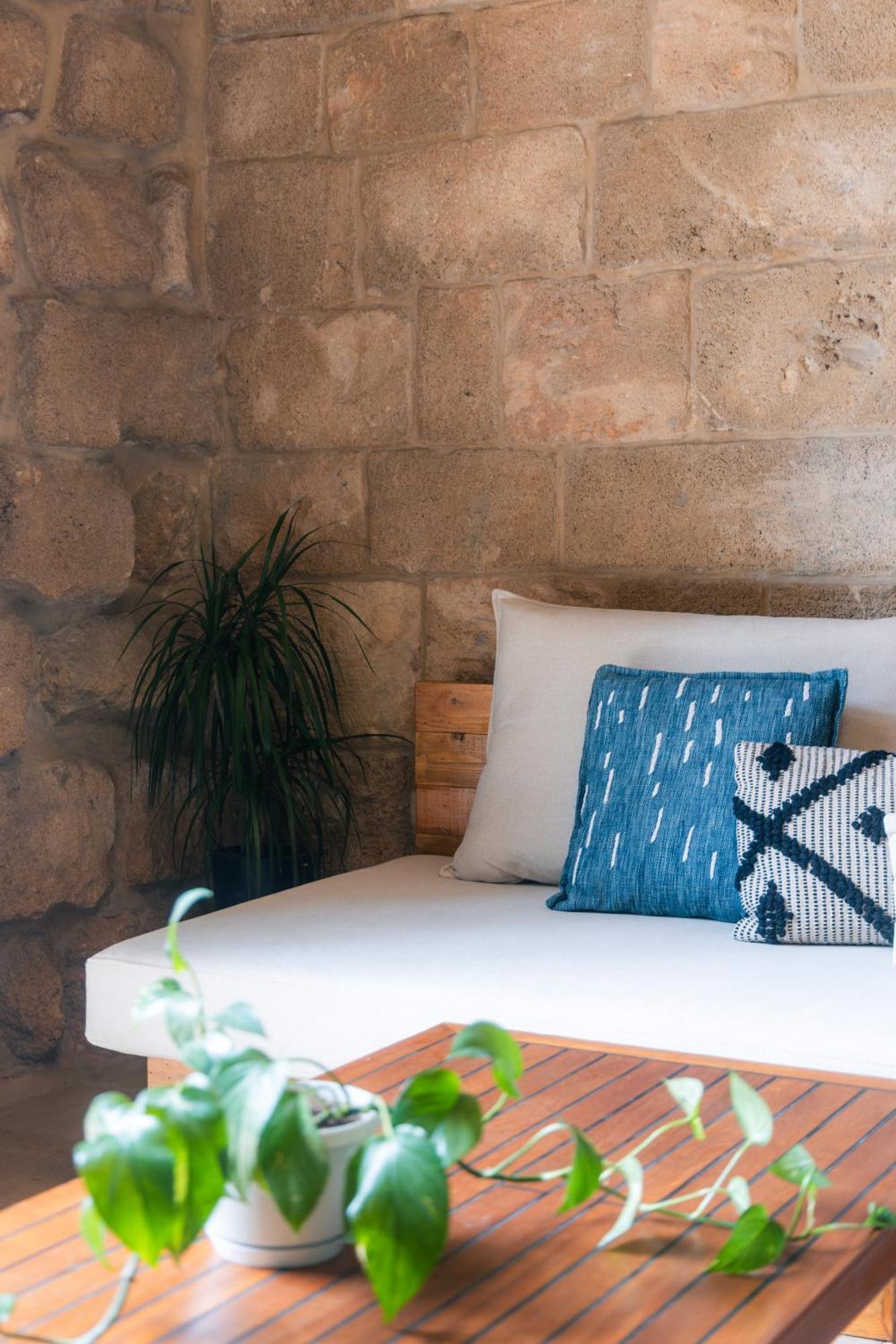 בטרון Old Town Guesthouses מראה חיצוני תמונה